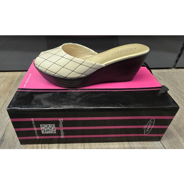 LUVSHOE'S CANADA WOMANS SIZE 6.5 SHOES