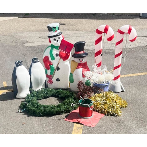 6 LIGHT UP CHRISTMAS LAWN ORNAMENTS ETC.