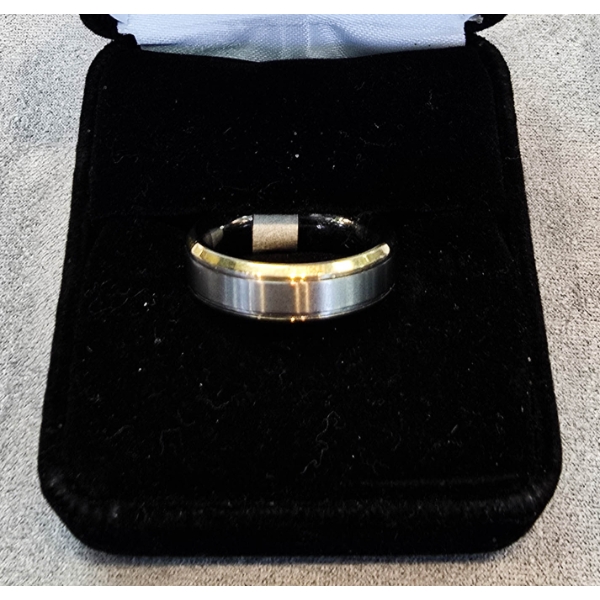 NEW 2 TONE TITANIUM MEN'S RING - SIZE 6 