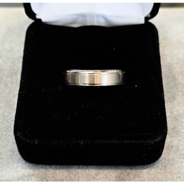 NEW TITANIUM MEN'S RING - SIZE 6