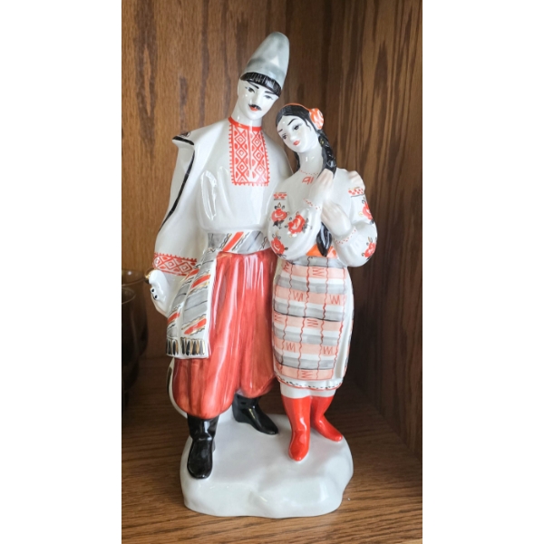 VINT. UKRAINIAN COUPLE FIGURINE - MADE IN USSR