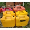 Image 1 : 6 FUEL CONTAINERS - 4 DIESEL 2 GAS