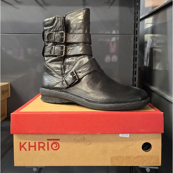 WOMANS SIZE 10.5 BOOTS