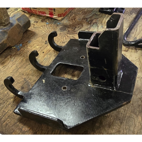 HITCH MOUNT WITH 3 STORAGE HOOKS