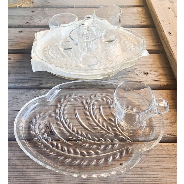 SET OF 4 SNACK PLATES WITH COFFE CUPS