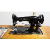 Image 2 : 1940"S SINGER SEWING MACHINE W/ TABLE & STOOL