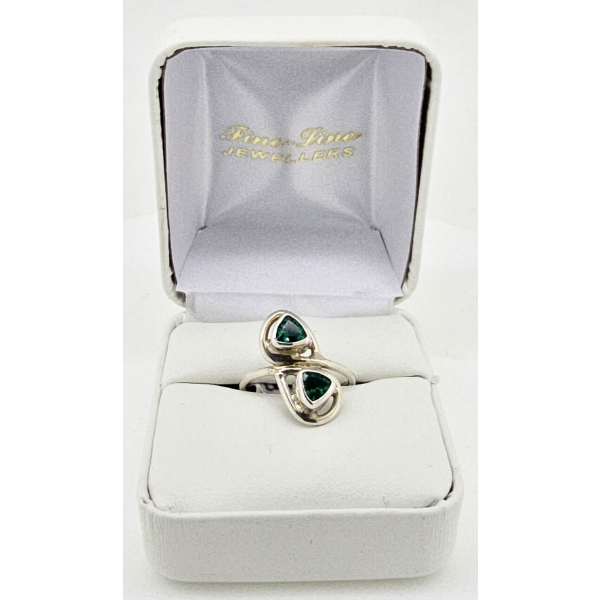 .925 SILVER LADIES RING W/ SYNTHETIC EMERALDS