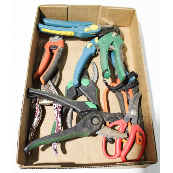 ASSORTMENT OF GARDENING PRUNERS