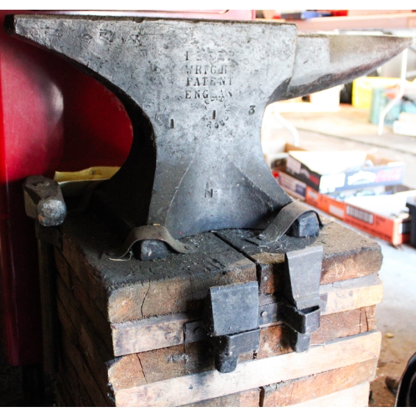 VINTAGE PETER WRIGHT ENGLAND ANVIL STAMPED 113 - W/ TOOLS