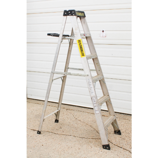6 FT FEATHERLITE EXTRA HEAVY DUTY PAINTER'S LADDER