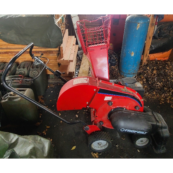 TROY-BILT 8HP GAS CHIPPER & VACUMM 