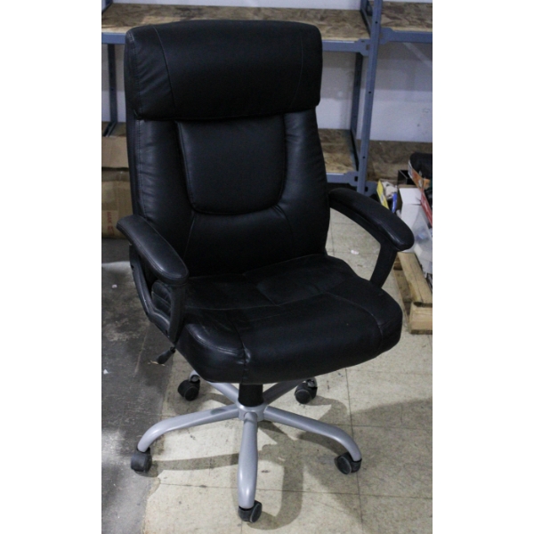 DELUXE FAUX LEATHER CONFERENCE / OFFICE CHAIR