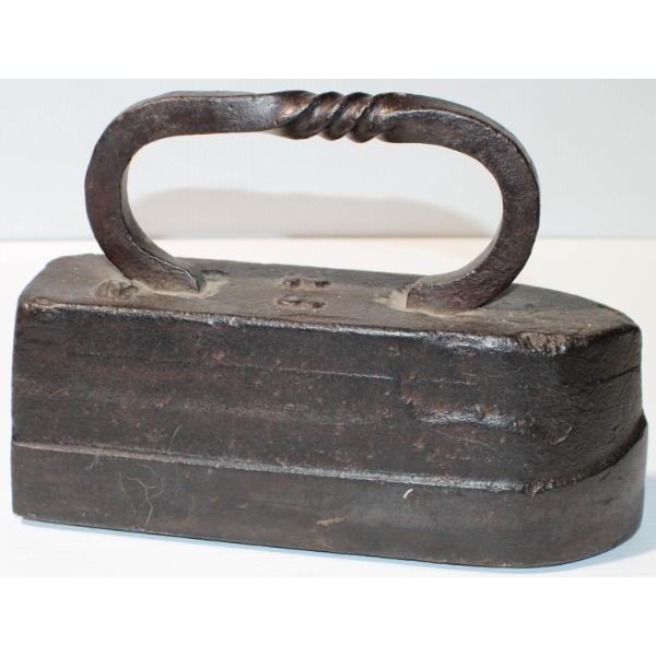 15KG ANTIQUE TAILOR FLAT SAD IRON W/ TWISTED HANDLE
