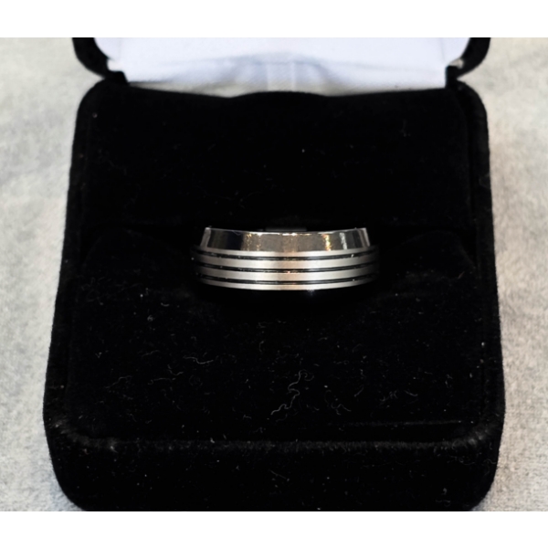 NEW BLK TITANIUM MEN'S RING - SIZE 6