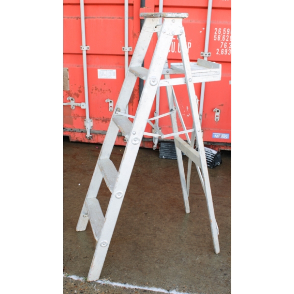 5 FT WOODEN STEP LADDER 