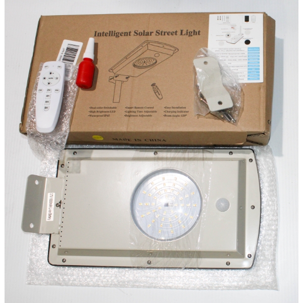 INTELLIGENT SOLAR STREET LIGHT W/ REMOTE