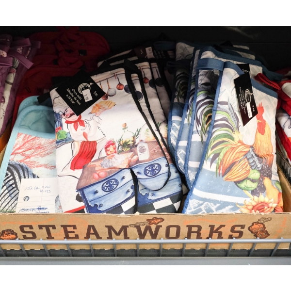 OVEN MITS AND POT HOLDERS