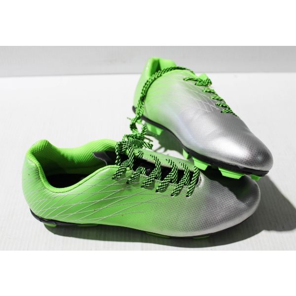 NEW DSG YOUTH SPORTING SHOES W/ CLEATS - SIZE 5.5