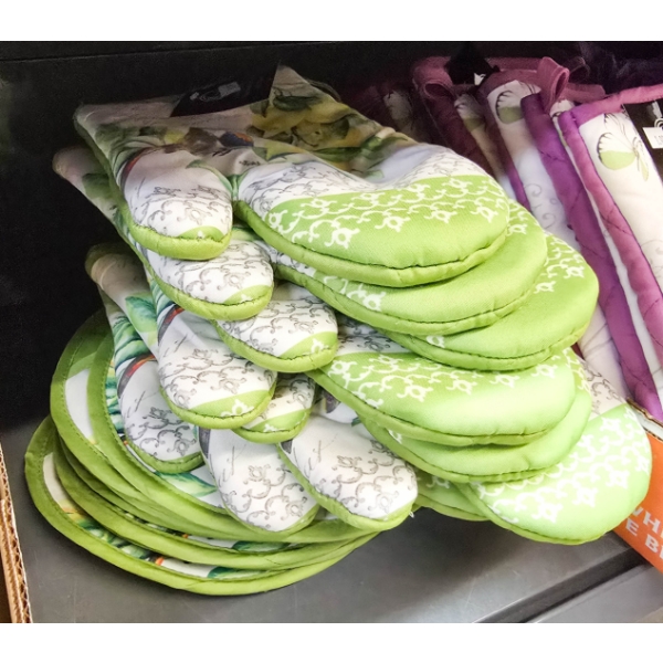 OVEN MITS AND POT HOLDERS