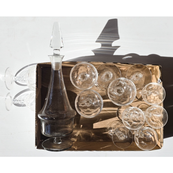 DECANTER WITH CHAMPAGNE & BRANDY GLASSES