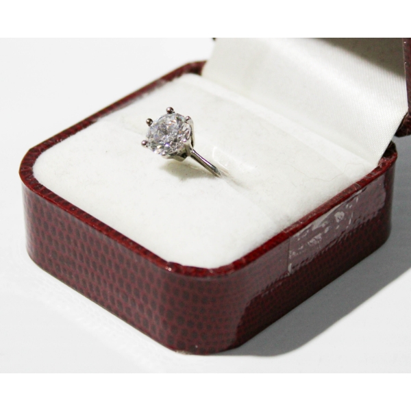 .925 SILVER LADIES RING WITH STONE INLAY