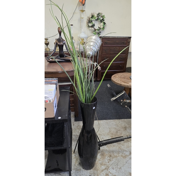 LARGE DECORATIVE VASE DISPLAY