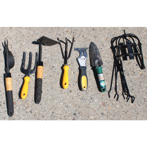 GARDEN & FLOWER BED HAND TOOLS & MOLE TRAP
