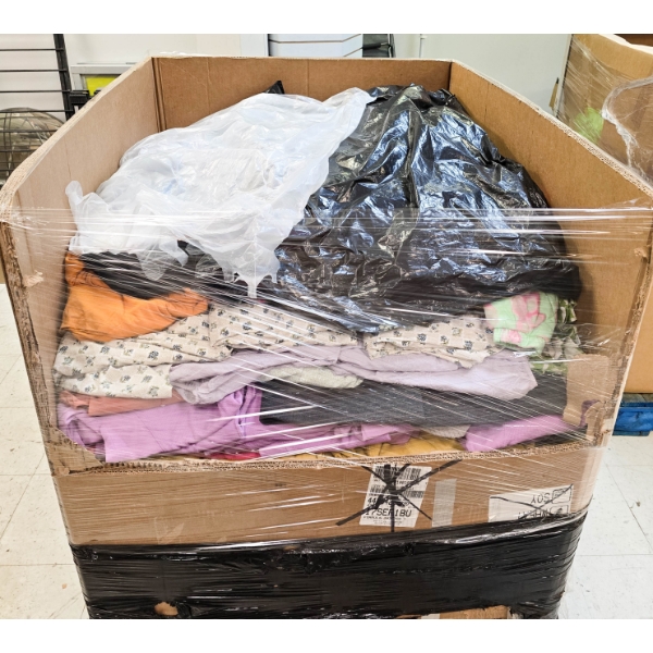 TARGET & DICK'S SPORTING GOODS CLOTHING PALLET - 860 PC