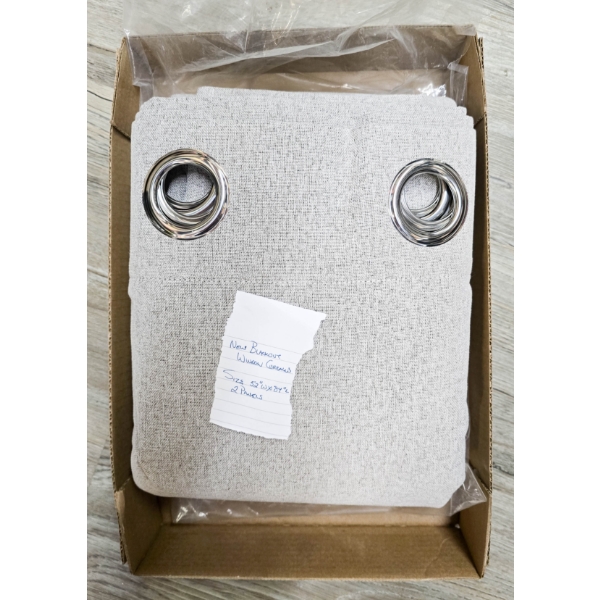 2 PANNELS OF BLACKOUT WINDOW CURTAINS