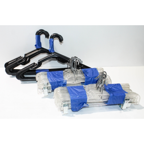 40 PLASTIC HANGARS & PANT HANGARS