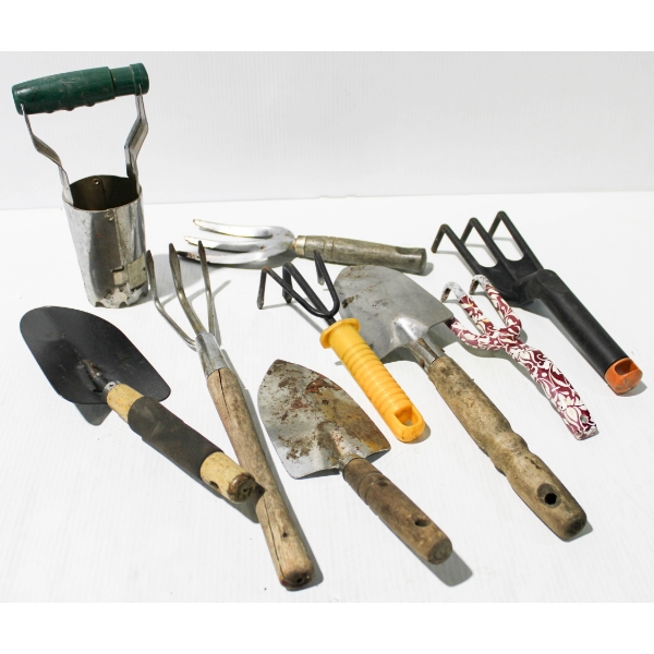 ASSORTMENT OF GARDENING TOOLS 