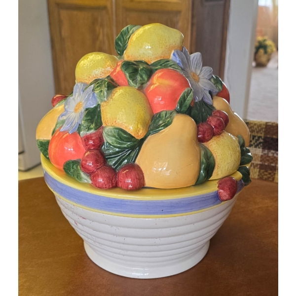 LIDDED DECORATIVE FRUIT BOWL