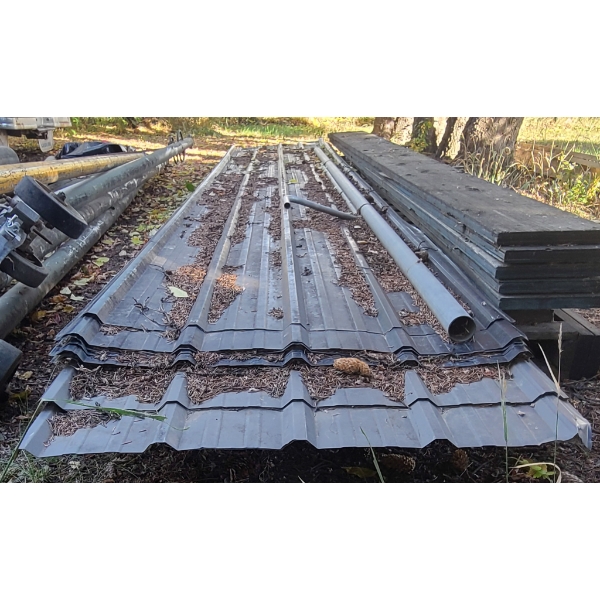TIN ROOFING / SIDING APPROX 17 FT L X 3 FT W 