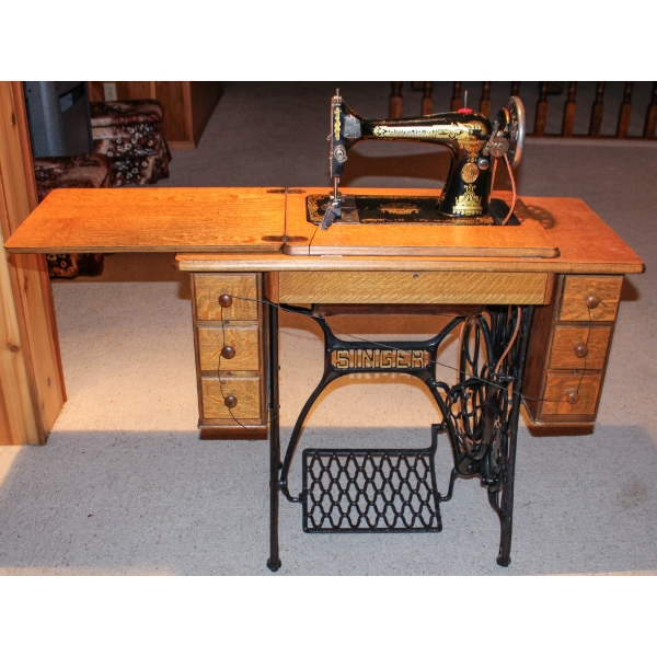 VINTAGE SINGER SEWING MACHINE W/ TABLE