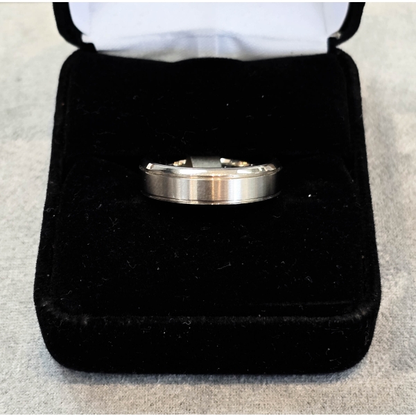NEW TITANIUM MEN'S RING - SIZE 6