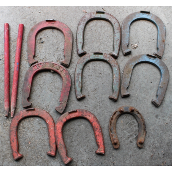 VINTAGE METAL HORSESHOE GAME SET