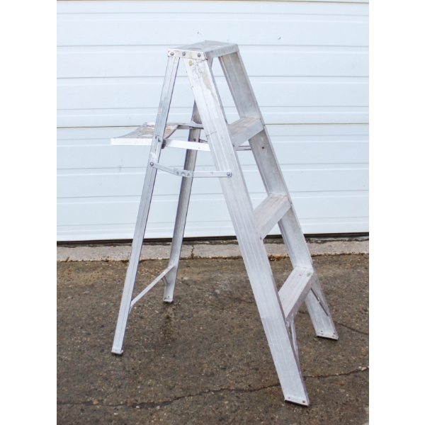 44" ALUMINUM STEP LADDER 