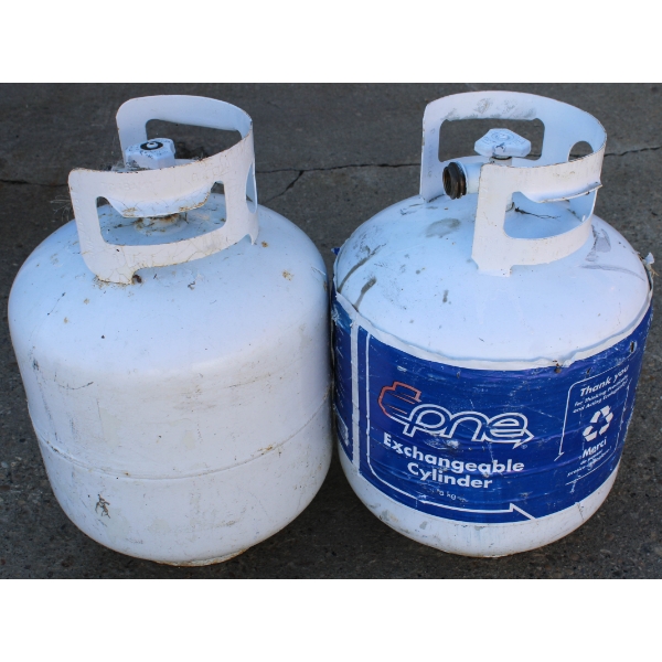 2 X 20 LBS PROPANE TANKS - FULL - NO SHIPPING