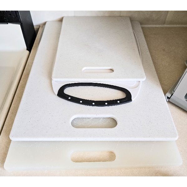 4 ASSORT. PLASTIC CUTTING BOARDS
