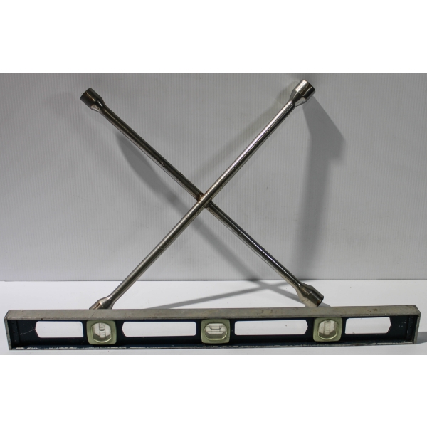 24" LEVEL & TIRE WRENCH