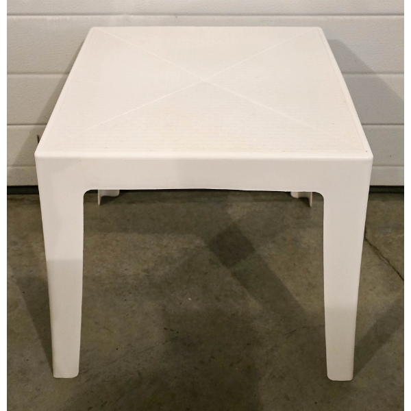SMALL WHITE PLASTIC TABLE