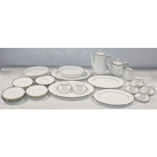 34 PC BRIARCLIFFE MIKASA NRUMI BONE CHINE DINNERWARE SET