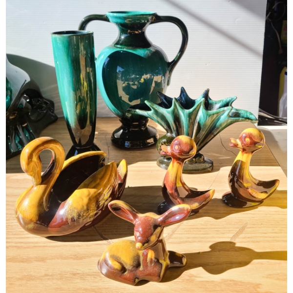 7 VINTAGE BLUE MOUNTAIN POTTERY SWAN SHELL ETC