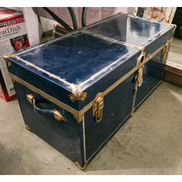 VINT. TRAVEL TRUNK WITH ORIGANIZER INSERT