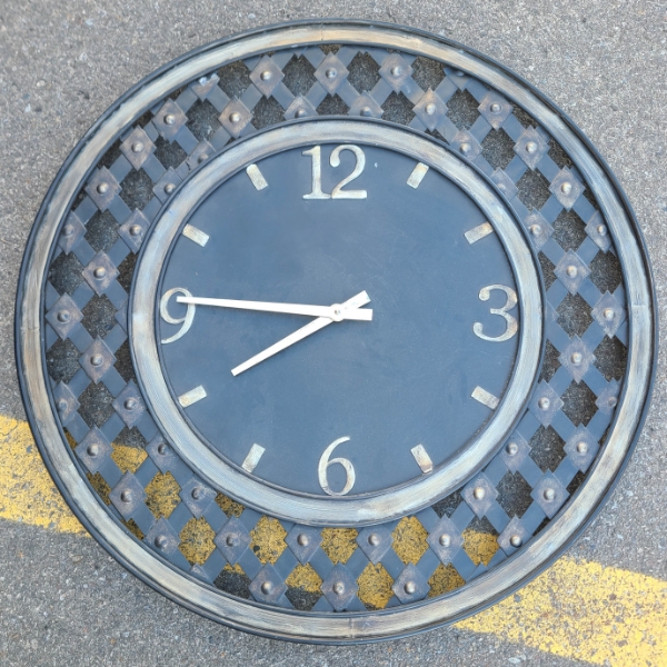 28" BATTERY OPERATED WALL CLOCK