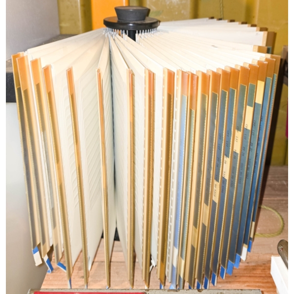 ACCORDION STYLE DESK TOP FILE ORGANIZER 