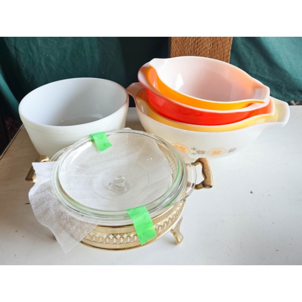 ASSORT. VINTAGE PYREX MIXING BOWLS & SERVER CLOCHE
