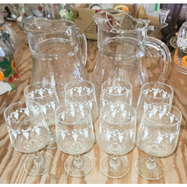 VINTAGE GLASS PITCHERS W/ 8 GRAPE DESIGN GLASSES