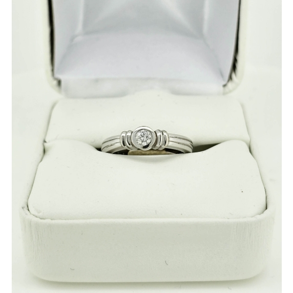 14K WHITE GOLD RING W/ .15K DIAMOND