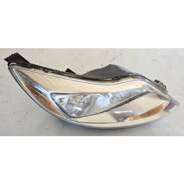 SALVAGE HEADLIGHT ASSEMBLY FOR 2005 FORD FOCUS